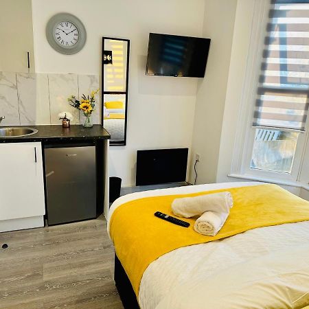 Comfy Guest House Londra Esterno foto